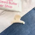 Primo piano dettagliato di un fermaglio per capelli jelly lattiginoso su sfondo denim. - Stile Mini Appendino Rotondo / Bianco Vaniglia Gelatina
