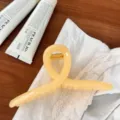 Elegante Haarklammer in Geleefarbe, stilvolles gedrehtes Design für tägliches Haarstyling. - Kleiderbügel Schmetterlingsschnalle (HDJ-10) / Ca. 15cm / Gelee Gelb