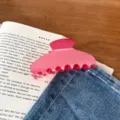 Roze acetaat haarklem detailopname, elegant en zoet haaraccessoire voor dagelijks gebruik. - Zeven Tanden Klauw / Roze