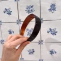 Dettaglio di un cerchietto per capelli marrone largo, design lucido, elegante accessorio. - Cerchietto Largo con Denti Antiscivolo / Marrone Caramello Bicolore