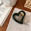 Dunkelgrüne herzförmige Haarklammer, 6.5 cm süßes Acryl Haaraccessoire für schönes Styling. - Herz Schmetterlingsschnalle / Dunkelgrün