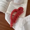 Vista detallada de una pinza para el pelo rosa en forma de corazón, diseño elegante. - 12.5cm / Doble Rojo