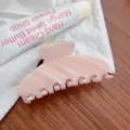 Hermoso detalle de pinza para el pelo de acetato rosa con textura jaspeada y diseño curvo. - Pinza de 7 Dientes de Sarga / Amarillo Rosa Sakura
