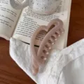 Primer plano detallado de la elegante pinza de pelo de corazón en rosa suave, ideal para diario. - 12.5cm / Rosa Nude Claro