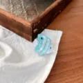 Primer plano detallado de una linda pinza para el cabello de pez azul y blanco, accesorio. - Estilo Pez Tropical Rayas Verticales Azul Blanco