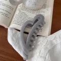 Pinza de pelo corazon gris accesorio estetico vista detallada estilo minimalista - 12.5cm / Gris Gelatina