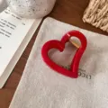 Rote Herz Haarklammer Nahaufnahme, glänzendes Kunstharz Haaraccessoire Detail im Alltag. - Herz Schmetterlingsschnalle / China Rot
