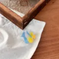 Dettaglio ravvicinato della molletta per capelli a pesciolino in resina blu e gialla, stile fresco. - Stile Pesce Tropicale Sfumato Giallo