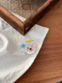 Lindo mini pasador de pelo acrílico con lápiz y flor, vista de detalle fresca y dulce. - Estilo Perro Lápiz Amarillo Flor Azul