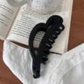 Pinza para el pelo negra minimalista en forma de corazón, diseño mate para estilo diario. - 12.5cm / Negro Mate