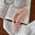 Primer plano detallado de una encantadora pinza de pelo rosa con forma de corazón muy elegante. - 12.5cm / Calicó Blanco