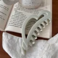 Detalle de pinza de pelo corazón verde, diseño accesorio estético para el cabello. - 12.5cm / Blanco Nenúfar