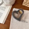 Einfarbig herzförmige Haarklammer für Damen, 6.5cm dicke Schmetterlingsschnalle Haarschmuck. - Herz Schmetterlingsschnalle / Hell Silbergrau