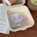 Detalle de pinza de pelo de corazón morado, accesorio elegante y dulce para primavera verano. - Clip de Resorte de Corazón Largo (HDJ-10) / Violeta Claro