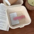 Primer plano detallado del elegante pasador de pelo rosa en forma de corazón, diseño. - Clip de Resorte de Corazón Largo (HDJ-10) / Rosa Gelatina