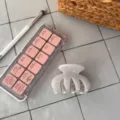 Detailaufnahme einer eleganten kleinen Haarklammer in Weiß, perfektes Haaraccessoire für den Alltag. - Vier-Zahn Unregelmäßige Kralle / Grau/Weiß