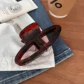 Primo piano dettaglio della molletta per capelli in resina tartarugata con doppio semicerchio. - Tartarugato Lucido