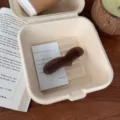 Primer plano detalle del elegante pasador de pelo de corazón acetato marrón en estilo acogedor. - Clip de Resorte de Corazón Largo (HDJ-10) / Marrón Transparente