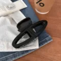 Molla per capelli geometrica nera in dettaglio, elegante design francese per acconciatura. - Nero lucido