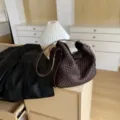 Vue detaillee du sac porte-epaule en cuir tisse marron fonce, grand cabas souple chic. - 29*12*25cm / Ébène