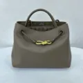 Luxuriöse braune Handtasche aus glattem Kalbsleder mit geflochtenem Besatz und goldenem Knoten. - Grau