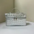 Borsa cosmetica intrecciata argentata, finitura lucida, elegante borsa a mano e tracolla. - Argento