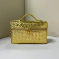 Borsa a mano trousse per trucco intrecciata oro lucido con manico e zip di sicurezza. - Oro