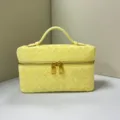 Borsa cosmetica intrecciata giallo chiaro e borsa a mano elegante con dettagli dorati. - Giallo chiaro