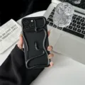 Vue détaillée exquise de la coque de téléphone serpent 3D noire avec une texture mate unique. - iPhone16 / Noir