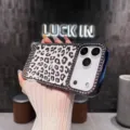 Primer plano detallado de la funda de teléfono de lujo con diamantes de imitación de leopardo. - Estampado de leopardo con estrás galvanizado - Borde negro