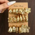 Detailansicht von 9 Paar goldenen Ohrringen mit Blumen- und geometrischen Motiven auf Karte. - 9 Paare Geometrische Blume Set / 9 Paare Set