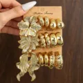 Detailansicht eines trendigen, extravaganten Ohrring-Sets in Gold mit schicken Blumen. - Blume C-Form Set