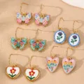Detailansicht süßer Emaille Schmetterling und Blumen Herz Creolen Set, stilvolle Ohrringe Set chic. - 4er-Paar Set B