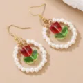 Pendientes colgantes de tulipán rojo verde vintage con círculo de perlas elegantes. - Estilo de Tulipán Rojo / Rojo