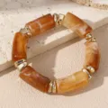 Bracciale di perle in resina ambrata con distanziatori dorati, design elegante e alla moda. - Perle in Resina Ambra Texture Pietra (BZ2350HB-B)