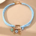 Hellblaue geflochtene Seil-Choker-Halskette mit goldenen Metallanhängern für Sommerurlaub. - Blau Geflochtenes Seil Anhänger Stil (NZ3664lanseHB) / Blau