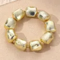 Nahaufnahme des Vintage goldenen unregelmäßigen geometrischen Perlenarmbands mit Textur. - Gold Unregelmäßiger Metallischer Geometrischer Block (BZ2353HB-A)