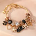 Vergoldetes Schlangenketten Bettelarmband mit Leo-Perlen, süssen Anhängern und Kristallen. - Leoparden Schwarz Klee Stil (BZ2407HB-C)