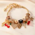 Goldfarbenes Schlangenketten-Armband mit Leoparden-Perlen, Kirschen und Strass-Kreuzen. - Leopardenherz Kirschstil (BZ2407HB-A)