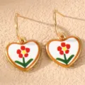 Goldfarbene Creolen mit einem süßen weißen Herzanhänger und rotem Blumenmotiv Design. - Orangefarbene Blume Herz