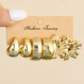 Goldfarbenes Statement Ohrring-Set mit Tropfen, C-Reifen und auffälligen Blumendesigns. - Geometrische Blume (Modell C)
