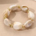 Retro unregelmaessiges Perlenarmband, edler Gold und Marmor Stil Schmuck fuer Damen. - Cremeweißes Harz Textur mit Goldperlen (BZ2355mibaiseHB)