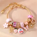 Rosa Charm-Armband mit süßen Herz-, Schmetterlings- und Erdbeer-Anhängern an einer goldenen Kette. - Rosa Leopard Schmetterling Herz Stil (BZ2408HB-B)