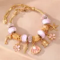 Modisches goldfarbenes Bettelarmband mit rosa karierten Perlen und maritimen Anhängern. - Rosa Weiß Gitter Ozean Stil (BZ2409fenseHB)