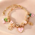 Vergoldetes DIY Charm Armband mit rosa Herz, Erdbeere und glänzenden Strass Anhängern. - Gold Herz Erdbeere Stil (BZ2410jinseHB)