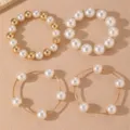 Vista de detalle en primer plano del elegante conjunto de pulseras de perlas. - Estilo 6