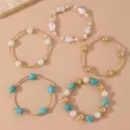 Set di bracciali impilati a catena dorata con perle e turchesi per gioielli da donna. - modello 2