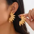 Nahaufnahme von stilvollen goldenen Blatt Metall Ohrringen, schickes Modeaccessoire. - Schmetterlingsblatt-Stil (EZ5950)