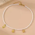 Nahaufnahme der vergoldeten Meeresanhänger mit Seesternen, Muscheln und weißen Perlen. - Seepferdchen Stil (NS0037hailuo)