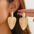 Chice goldene Metall-Blatt-Ohrringe für Damen, stilvoller botanischer Statement-Schmuck. - Fächerblatt-Stil (EZ5950)
